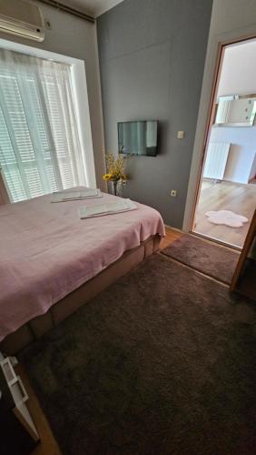 En eller flere senge i et værelse på Apartman Kristina