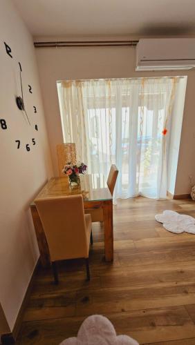 En eller flere senge i et værelse på Apartman Kristina