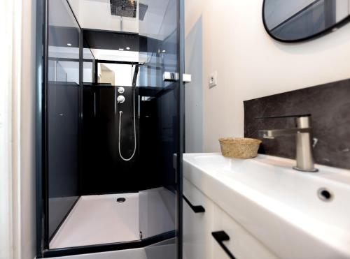 une salle de bain avec douche et lavabo dans l'établissement Ma parenthèse, à Wimereux