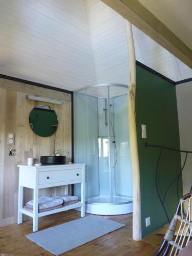 La salle de bains est pourvue d'une douche et d'une table blanche. dans l'établissement Appartement, à Lunac