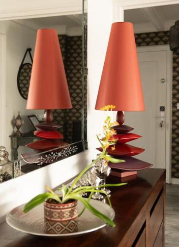 deux lampes sur une table avec des livres et une plante dans l'établissement Chez Sissi Appartement Cosy à Annecy Proche Centre, à Annecy