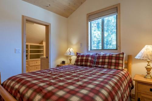 a bedroom with a bed and a window at Greyhawk Condo 07 in Ketchum