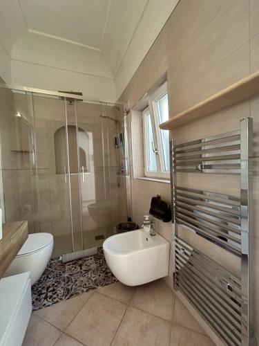uma casa de banho com um lavatório, um WC e um chuveiro em MARVELOUS SEA VIEW VILLA em Capri