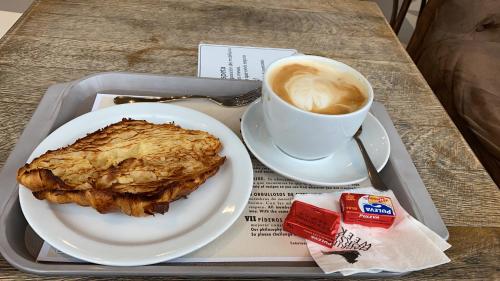 TorrelagunaにあるBUNGALOW INFANTAのトレイ(食品プレートとコーヒー付)