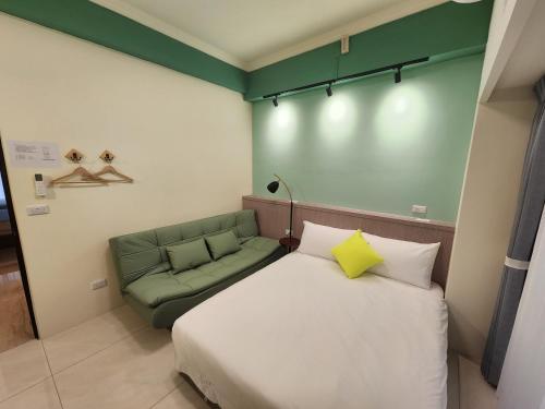 台東市的住宿－別有洞天包棟電梯民宿，一间带床和沙发的小卧室