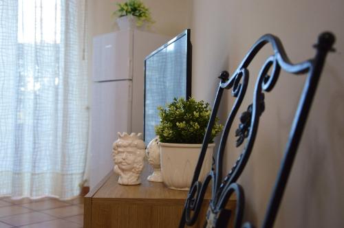 un tocador con un espejo y una planta en él en RITA LITTLE HOUSE, en Mascali