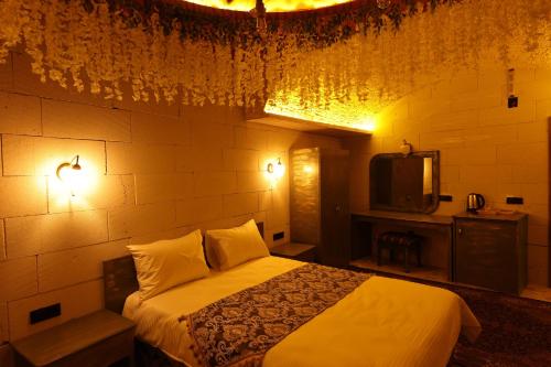 a hotel room with a bed and a tv at Ashab-I Kehf Cappadocia House in Nevsehir