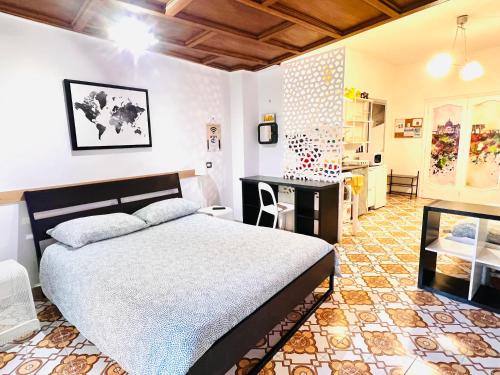 una camera con un grande letto e una cucina di Aria Di Casa a Roma
