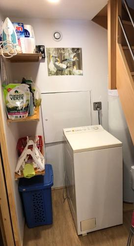 Il comprend une cuisine équipée d'un petit réfrigérateur et d'une étagère. dans l'établissement Chalet la Moucherolle, à Lans-en-Vercors