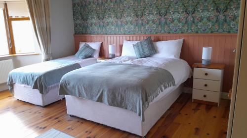 sypialnia z 2 łóżkami i oknem w obiekcie Ard na Coille w mieście Tralee