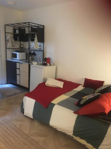 - une chambre avec un lit et une cuisine en arrière-plan dans l'établissement Appartement paris Tour Eiffel, à Paris