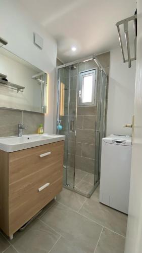 Ένα μπάνιο στο Lovely apartment in Sainte Maxime