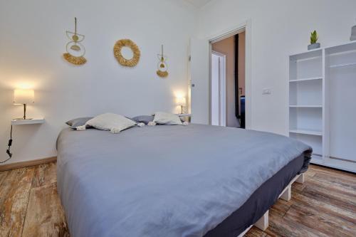 ein Schlafzimmer mit einem großen Bett in einem Zimmer in der Unterkunft VEryNICE - New Cozy Family Apartment near Venezia Mestre in Mestre