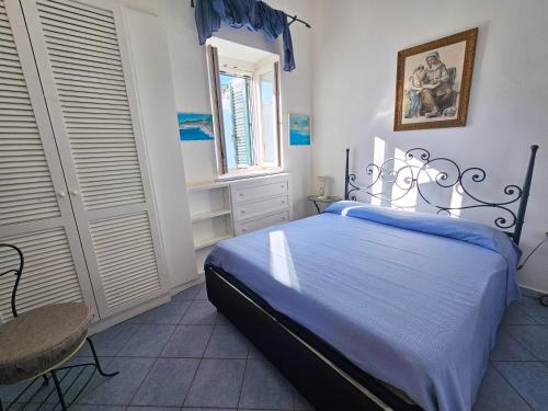 una camera con un grande letto e una finestra di Maridea - Pesce Azzurro a Ponza