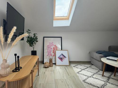 Μια τηλεόραση ή/και κέντρο ψυχαγωγίας στο SunJourney Apartment SEA view