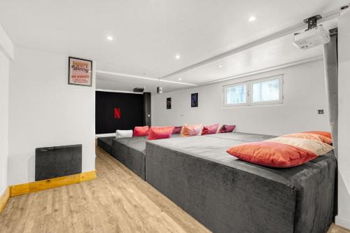 une chambre avec un grand lit dans une pièce dans l'établissement Villa Rose - Padel - Piscine - Cinéma & Poker Room, à Saint-Jory