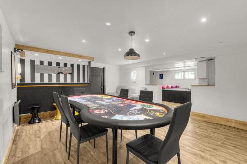 a dining room with a table and chairs at Villa Rose - Padel - Piscine - Cinéma & Poker Room in Saint-Jory