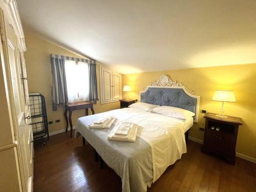 1 dormitorio con 1 cama grande y 2 toallas. en Magenta Apartment, en Florencia
