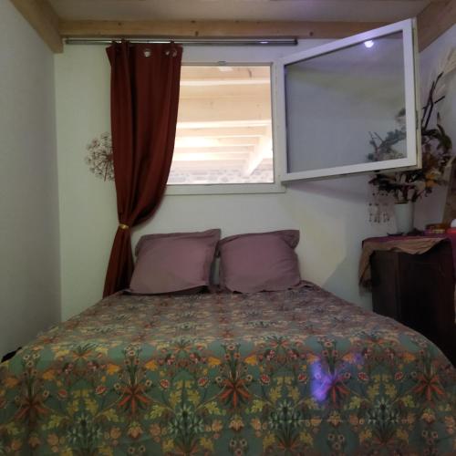 un lit dans une chambre avec une fenêtre dans l'établissement Les trésors du Lac, à Celles