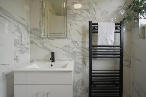 Ένα μπάνιο στο Exceptional 3 bed house, homely comforts, Close to KFC McDonalds ASDA ALDI and city centre