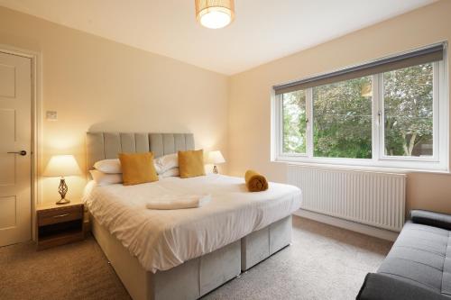 Ένα ή περισσότερα κρεβάτια σε δωμάτιο στο Exceptional 3 bed house, homely comforts, Close to KFC McDonalds ASDA ALDI and city centre