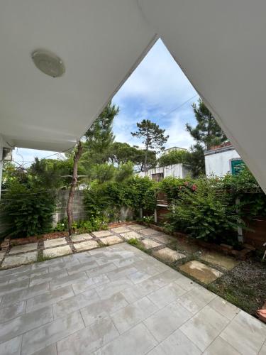 uma vista para um pátio numa casa em Private House Velipoj em Velipojë