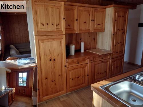 - une cuisine avec des placards en bois et un évier dans l'établissement Alpine Chalet with Natural Pool, à Eschen