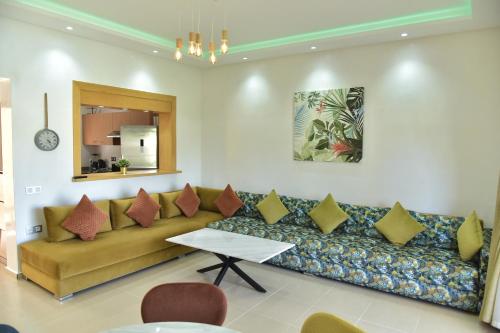 a living room with a couch and a table at Golf Royal appartement in Fès