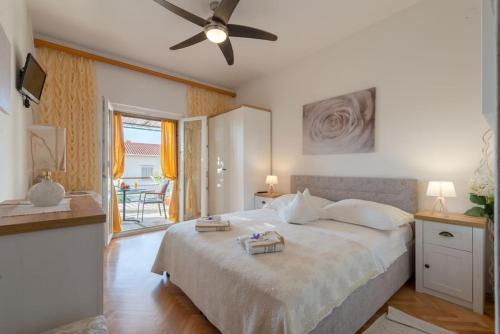 Superb 3 Bedrooms, 2 Baths Apartment with Terrace and Free parking