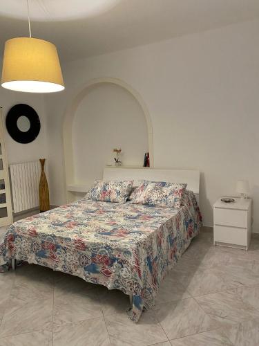a bedroom with a bed with a colorful bedspread at Casa Linda in Porto Cesareo