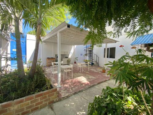 a kitchen and dining area of a house with palm trees at Alojamientos Neca in San Andrés