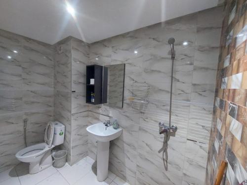 Ένα μπάνιο στο Appartement avec piscines Résidence Palm Beach ☆☆☆☆