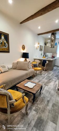 un salon avec un lit, une table et des chaises dans l'établissement La Petit Maison du Bonheur, à Cannes