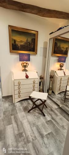 une chambre avec une commode, une lampe et une chaise dans l'établissement La Petit Maison du Bonheur, à Cannes