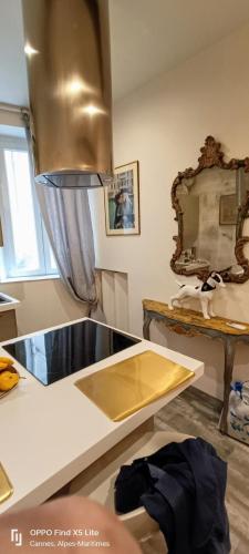 une cuisine avec un évier et un plan de travail dans l'établissement La Petit Maison du Bonheur, à Cannes