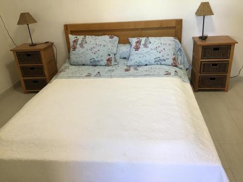 - une chambre avec un lit et 2 tables de chevet dans l'établissement Charmant Appartement, à Fréjus