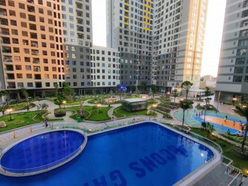 a large swimming pool in a city with tall buildings at Lucy Cozy Apartment in Dĩ An