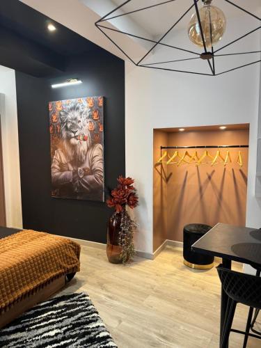 une chambre avec une peinture d'un tigre sur le mur dans l'établissement King, à Dijon