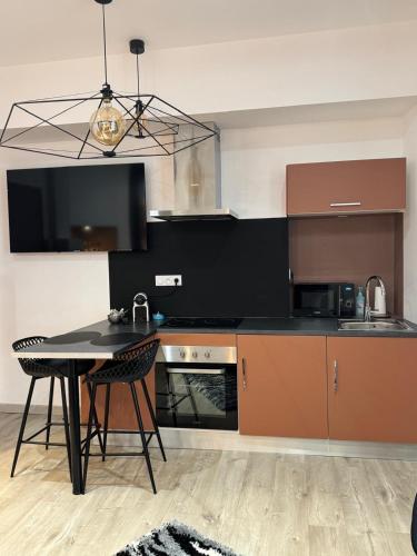 une cuisine avec une table et un comptoir noir dans l'établissement King, à Dijon