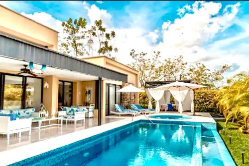 een huis met een zwembad en een patio bij Luxury Mocawa House: Two Jacuzzis, Pool & BBQ. in La Tebaida