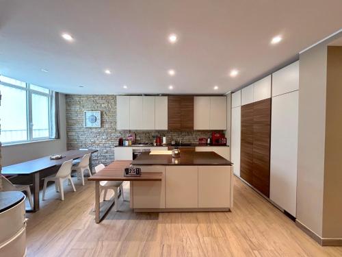 R39 Elegant Apartment with Private Parking photo 10