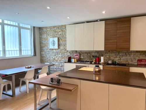R39 Elegant Apartment with Private Parking photo 5