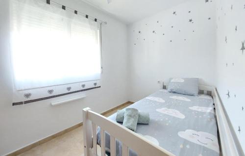a bedroom with a bed and a window at 2 Bedroom Gorgeous Apartment In Moncofa in Moncófar