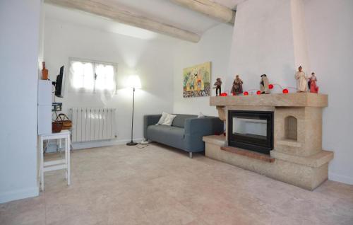 Χώρος καθιστικού στο Cozy Home In Eyguières With Wifi