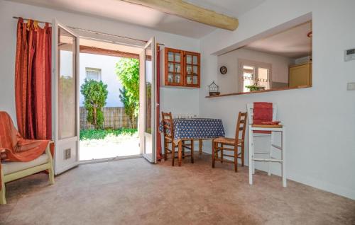 un salon avec une table et des chaises et une fenêtre dans l'établissement Cozy Home In Eyguières With Wifi, à Eyguières