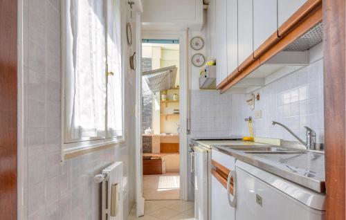 Dapur atau dapur kecil di Pet Friendly Apartment In Chiavari