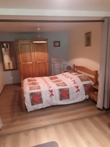 une chambre avec un lit avec une couette dessus dans l'établissement Gite nature, à Mandray