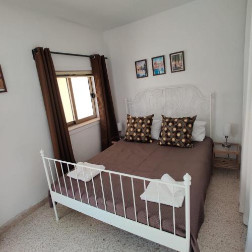 a bedroom with a large bed and a window at SeaView Apartment in Taʼ Ġokondu