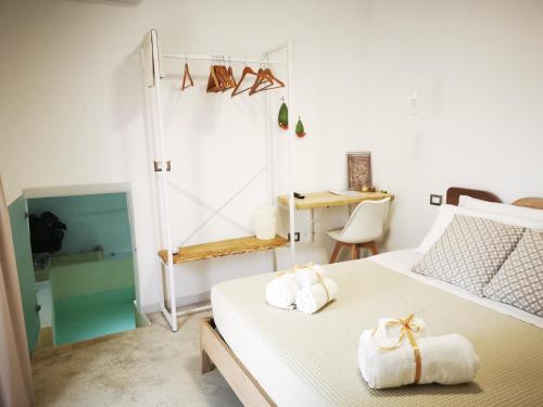 um quarto com uma cama com toalhas em TORRE VECCHIA RELAIS em Ugento