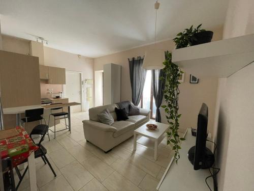 a living room with a couch and a table at Apartamento en pleno centro de Jerez de la Frontera in Jerez de la Frontera